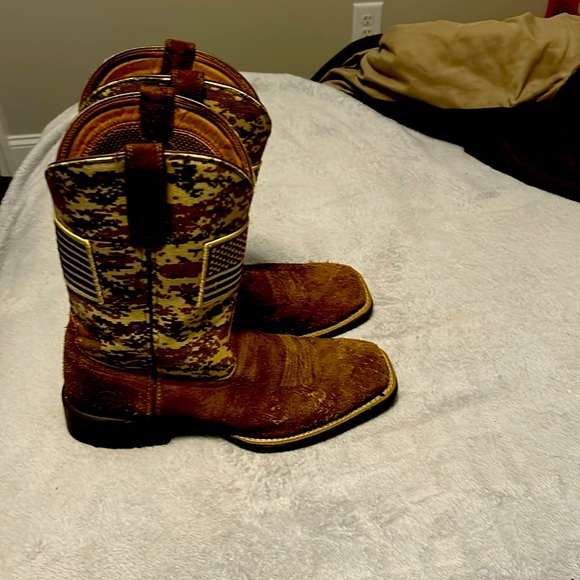 nice arriat boots a little scuffed up - Picture 1 of 3